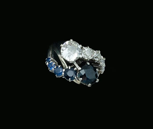 Anello contrarie con diamanti e zaffiri  - in oro bianco 18 carati - Asta GIOIELLI, VINTAGE E OROLOGI - Blindarte Casa d'Aste
