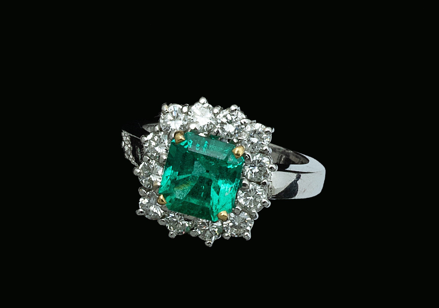 Anello con smeraldo e diamanti