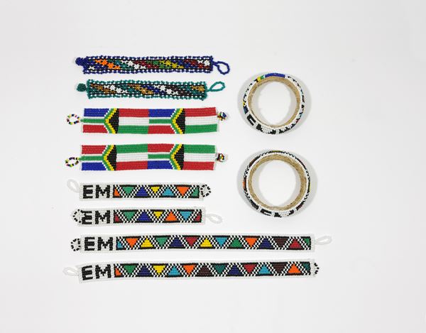 Esther Mahlangu : Lotto unico composto da n.10 bracciali  (2010)  - Tecnica mista e perline - Asta Arte Moderna e Contemporanea - Blindarte Casa d'Aste