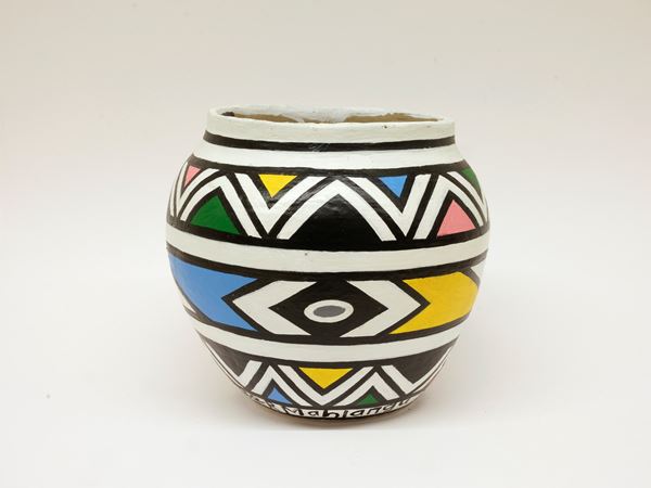 Esther Mahlangu : Untitled  (2009)  - Painted terracotta pot - Auction Modern and Contemporary Art - Blindarte Casa d'Aste