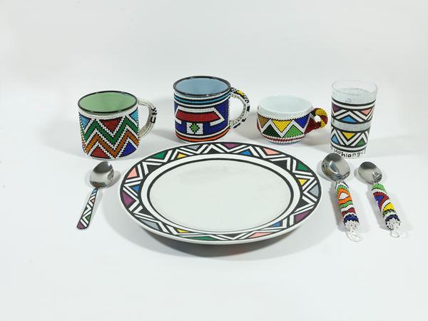 Esther Mahlangu : Set da tavola composto da 8 pezzi  (2010)  - 1 piatto; 3 tazze; 1 bicchiere; 3 cucchiai  - Asta Arte Moderna e Contemporanea - Blindarte Casa d'Aste