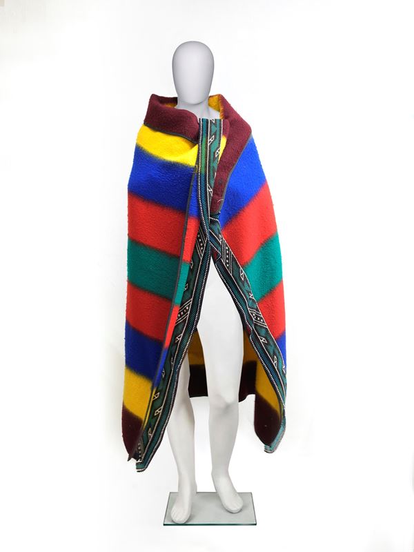 Esther Mahlangu : Costume originale Ndembele  (2010)  - Tessuto e perline - Asta Arte Moderna e Contemporanea - Blindarte Casa d'Aste