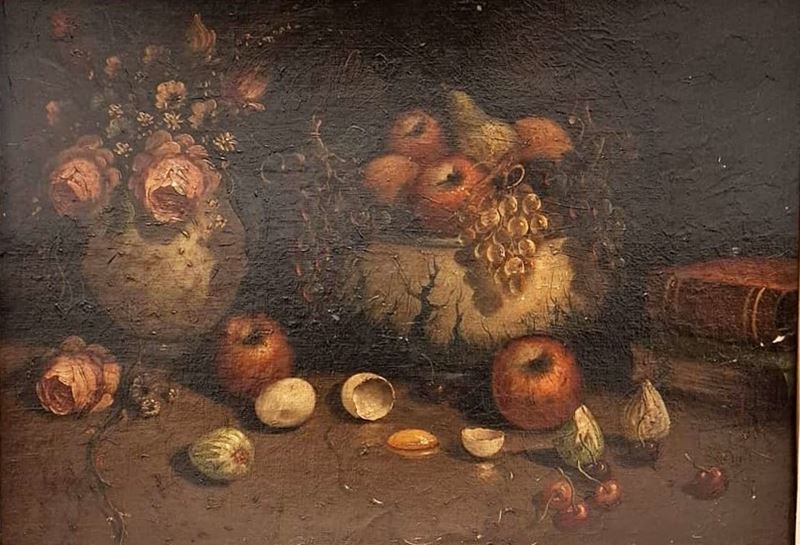 Vasi di fiori e frutta su un piano