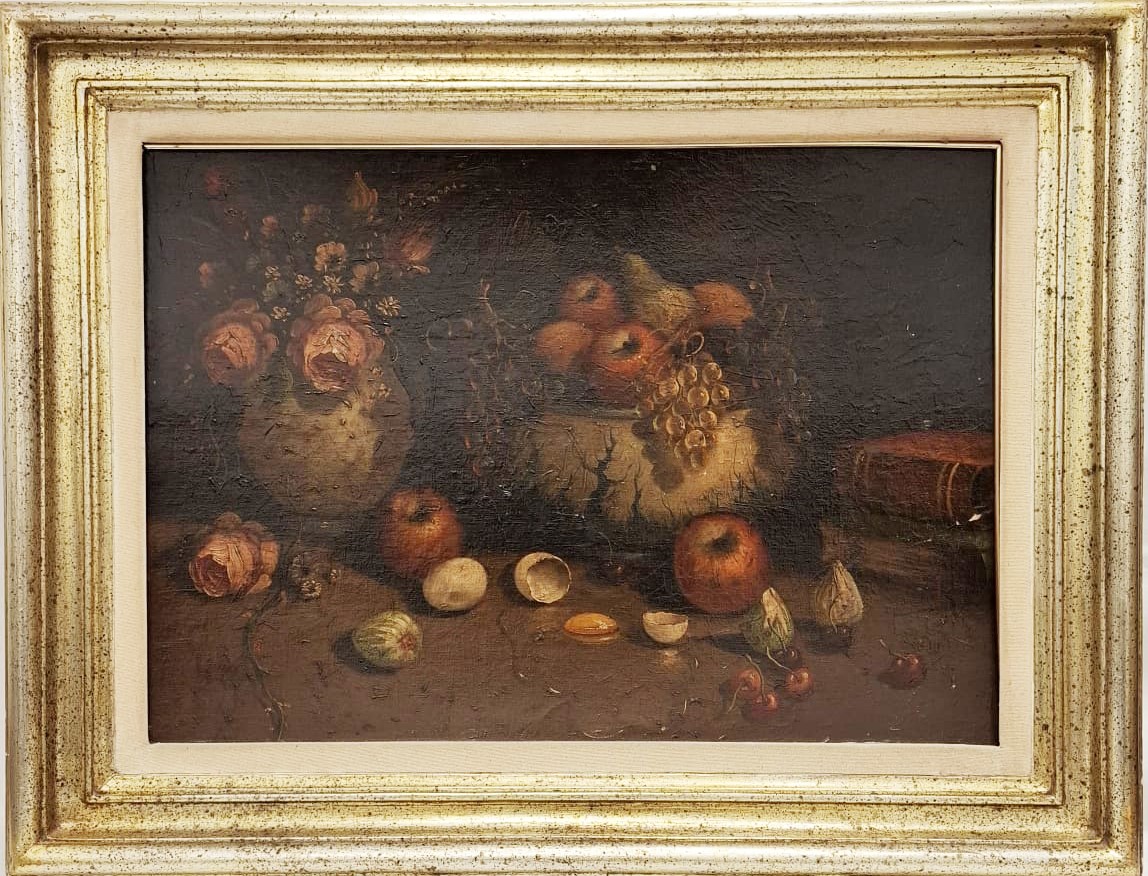 Vasi di fiori e frutta su un piano