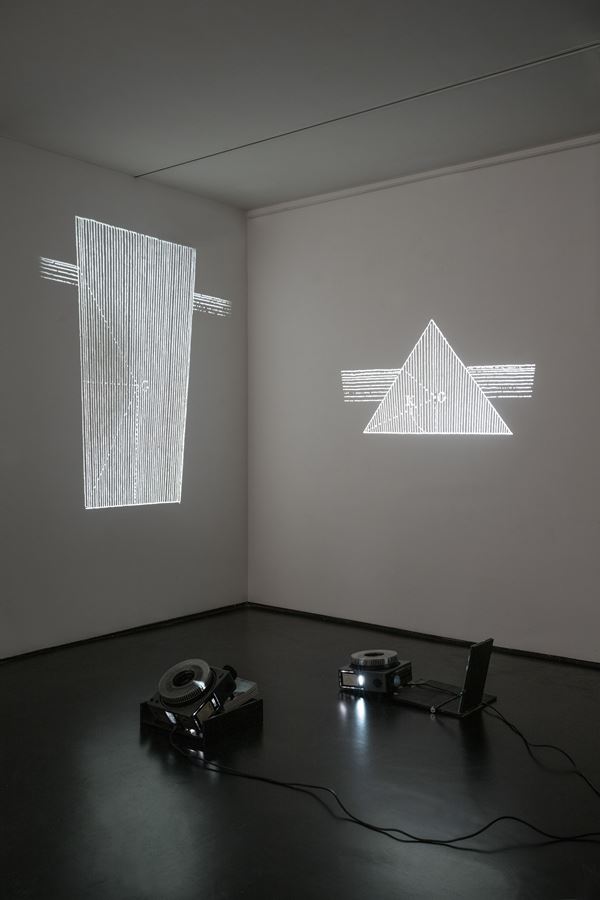 Lucia  Romualdi : Senza titolo  (2007)  - n. 2 proiettori, n. 160 diapositive, legno e specchio, libri (questi ultimi non inclusi) - Asta Arte Moderna e Contemporanea - Blindarte Casa d'Aste