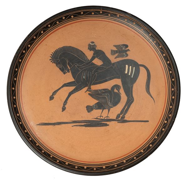 Napoli, inizi XX secolo : Plate with old-fashioned black figure on a red background  - painted terracotta - Auction Objects of art, Gouaches from the Carlo Knight Collection, important old master paintings and 19th century paintings - Blindarte Casa d'Aste