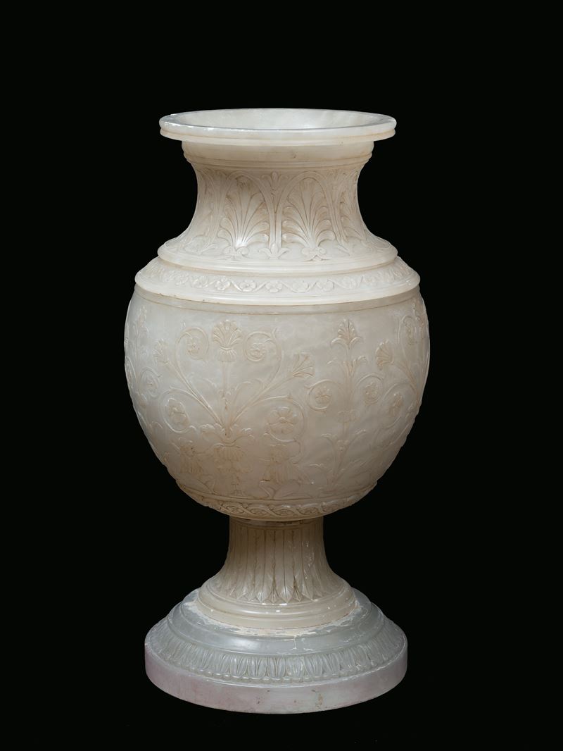 Monumentale vaso in alabastro con ricca decorazione a girali floreali nei modi neoclassici