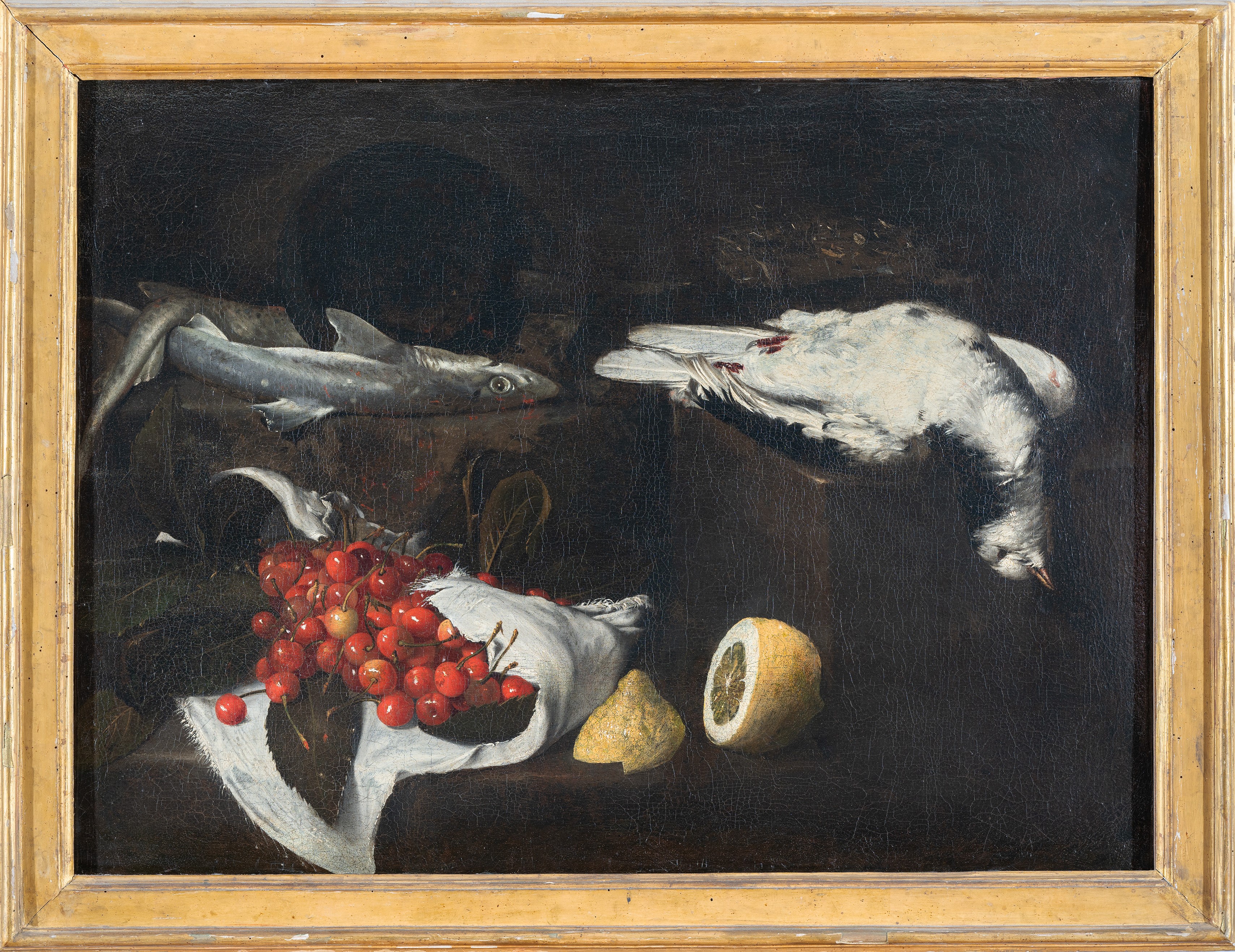 Ciliegie, limoni e pesci su un piano