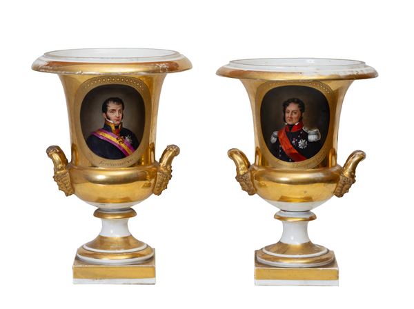 Porcellana francese dipinta a Napoli, 1830 ca : Coppia di vasi celebrativi biansati  - porcellana dipinta in policromia su sfondo dorato - Asta Oggetti d'arte, Dipinti Antichi e del XIX secolo - Blindarte Casa d'Aste