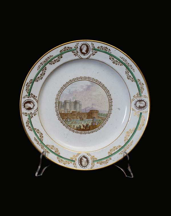 Real Fabbrica Ferdinandea,  dal servizio Farnese, 1784-88 circa : Piatto con Veduta della Piazza del Largo del Castello  - porcellana dipinta - Asta Oggetti d'arte, Dipinti Antichi e del XIX secolo - Blindarte Casa d'Aste