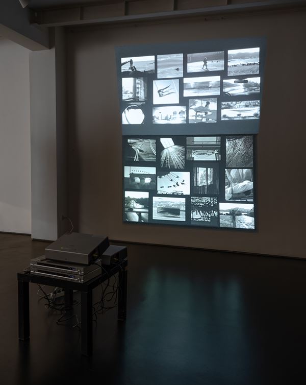 Raffaela Mariniello : Over and over  (2005)  - n. 2 DVD, n. 2 proiettori, n. 2 lettori DVD - Asta Arte Moderna e Contemporanea - Blindarte Casa d'Aste