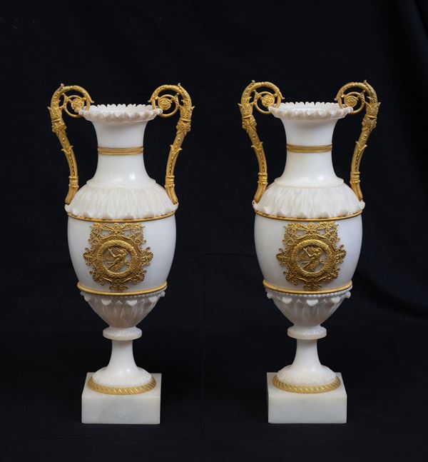 Napoli, periodo Carlo X - Pair of two-handled alabaster vases, 