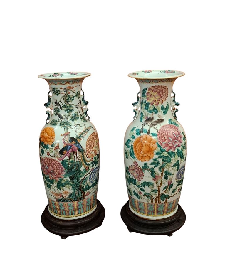 Coppia di vasi in porcellana bianca della Famiglia rosa