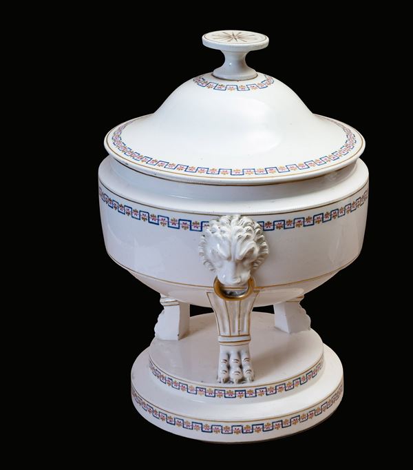 Fabbrica Migliuolo Giustiniani (attiva a Napoli nella prima met&#224; XIX secolo) - Grande zuppiera con coperchio e prese leonine