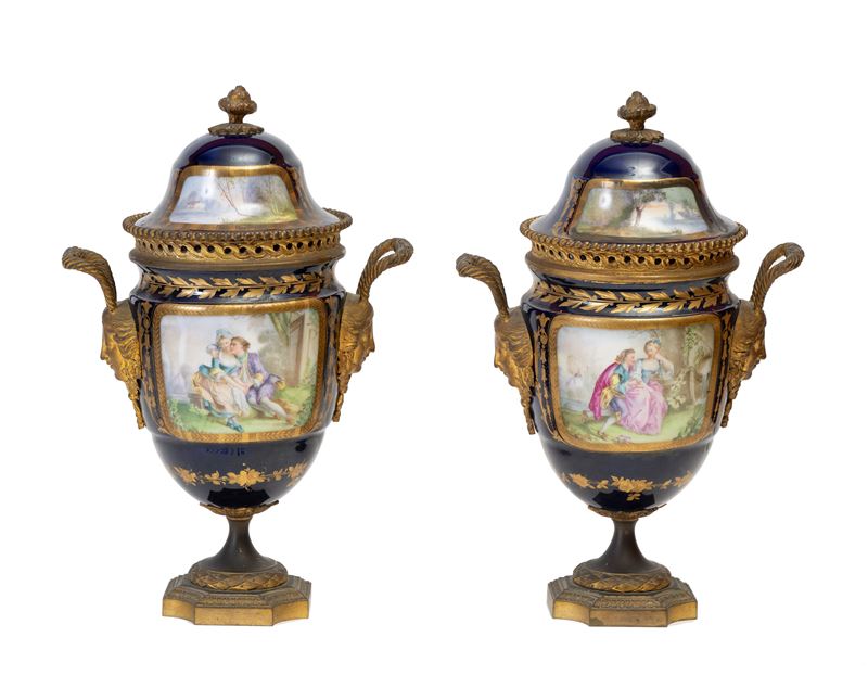 Coppia di vasi e coperchi in porcellana blu con montatura in bronzo dorato