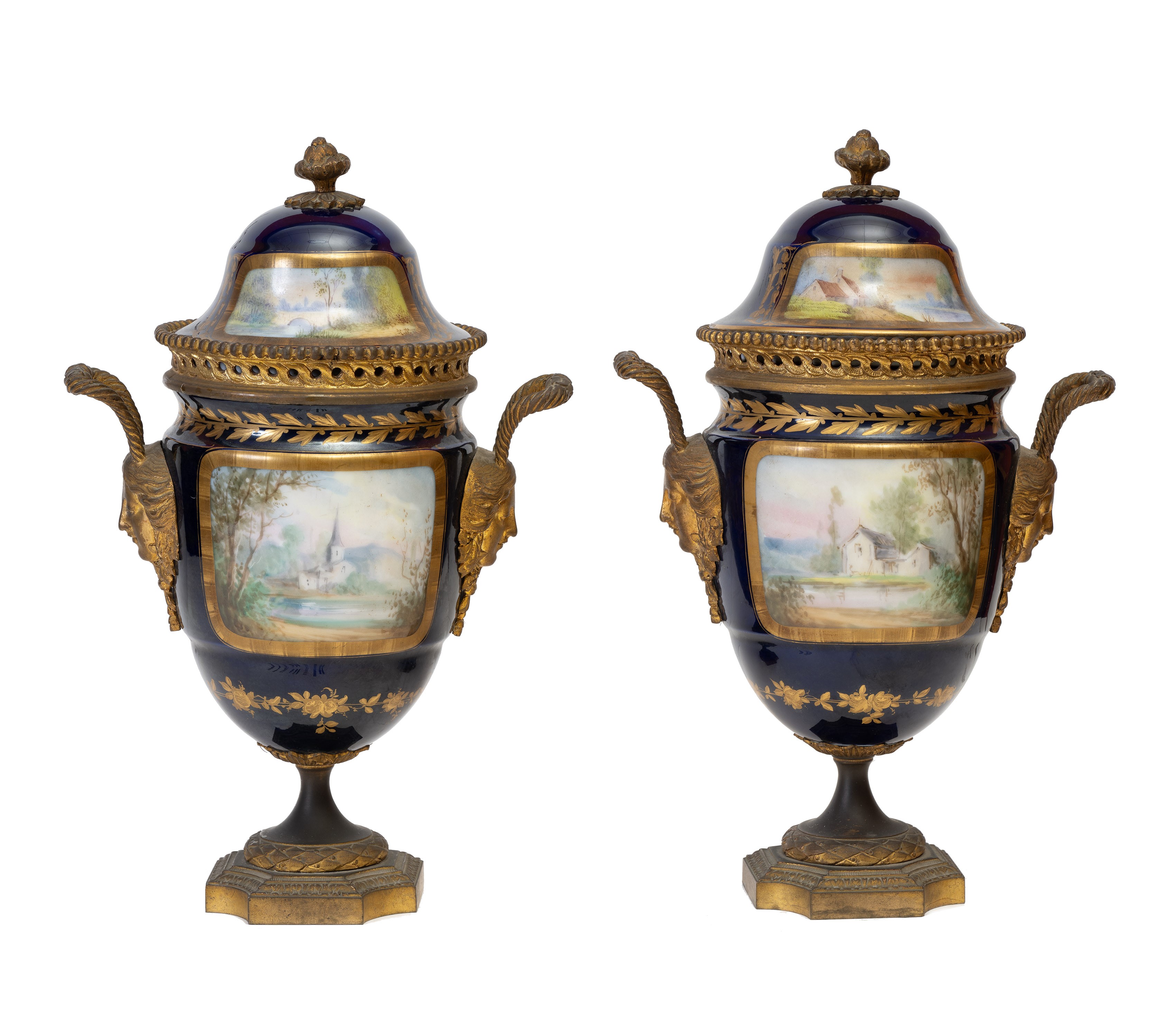 Coppia di vasi e coperchi in porcellana blu con montatura in bronzo dorato