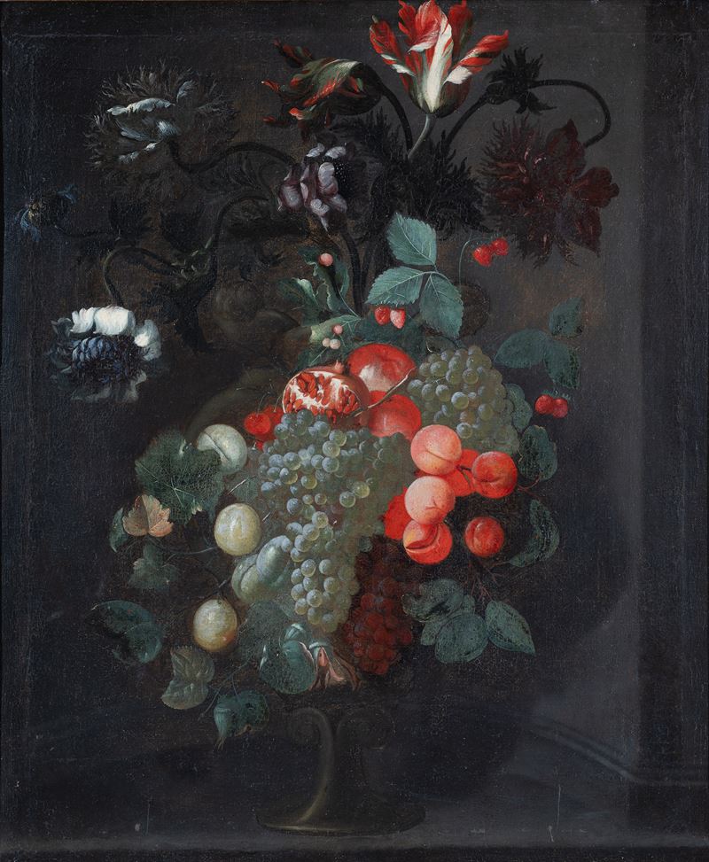 Vaso con frutta e fiori