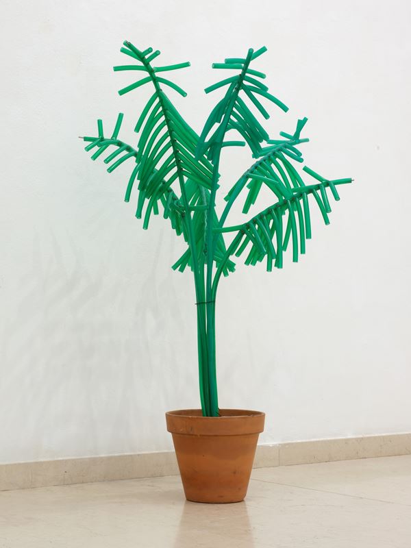 Corrado Bonomi : Senza titolo  - Sculpture in iron and rubber tube in terracotta pot - Auction Modern and Contemporary Art - Blindarte Casa d'Aste