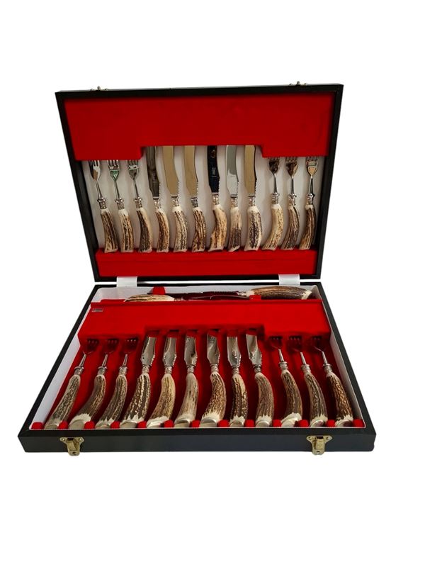 Set di 12 forchette, 12 coltelli, 1 coltello e 1 forchetta da portata
