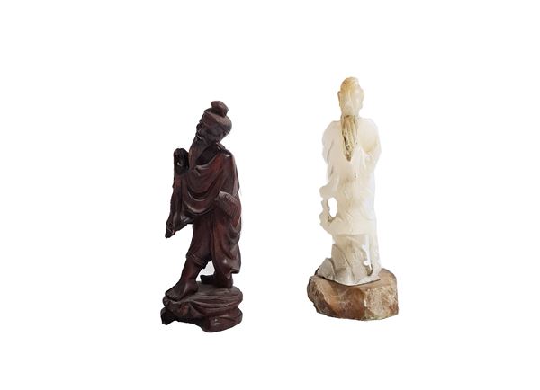 Manifattura cinese, XIX secolo : a) Pescatore; b) Figura di vecchio saggio  - a)scultura in legno intagliato; b) alabastro - Asta GIOIELLI, OROLOGI, ARTI DECORATIVE, DESIGN E ARTE ORIENTALE - Blindarte Casa d'Aste