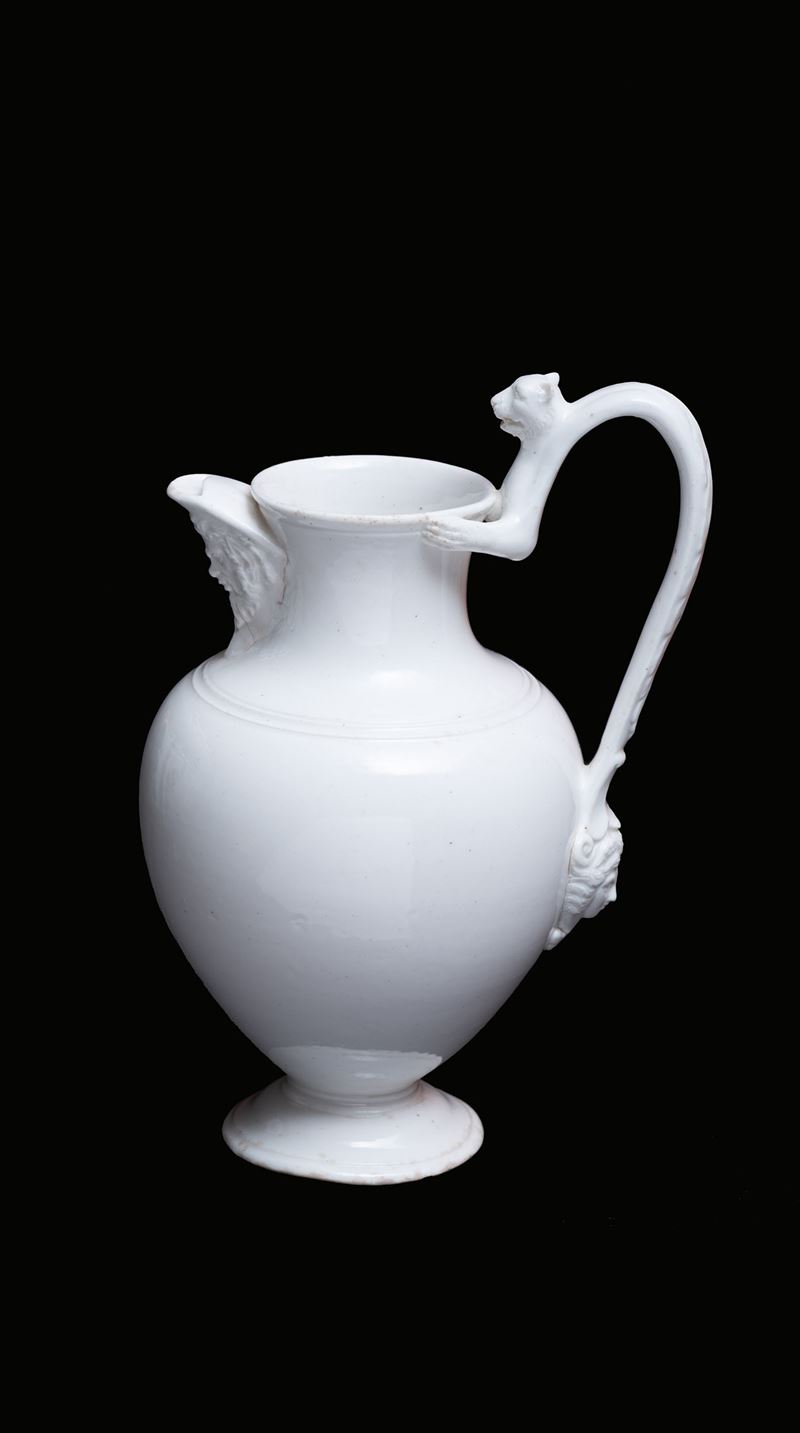 Brocca con dettagli pompeiani a rilievo