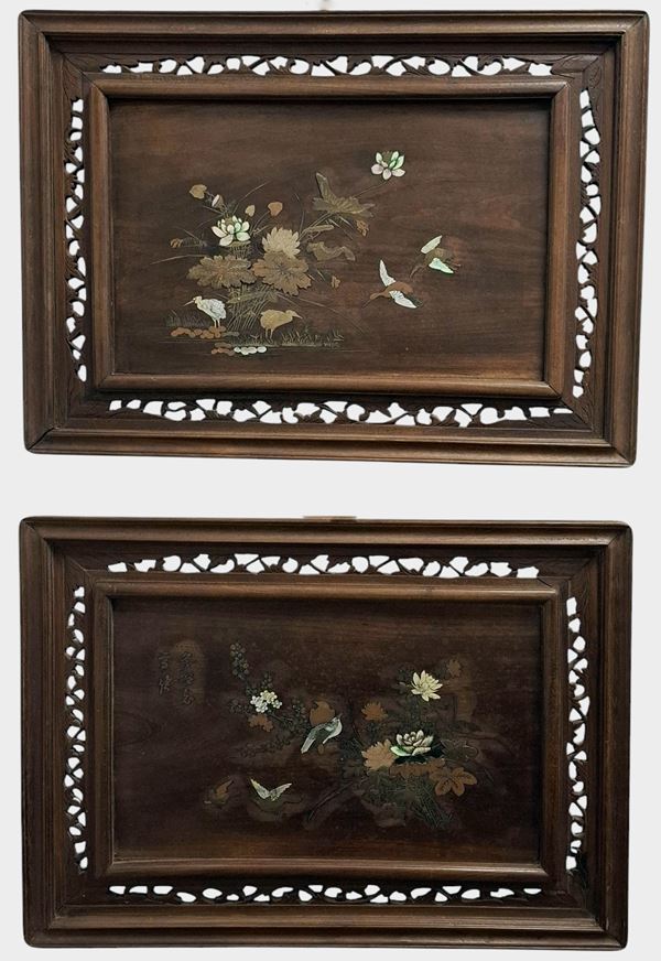 Scuola italiana, fine XVIII secolo - Coppia di pannelli per bouaserie in legno intagliati con dettagli in madreperla e decori orientali