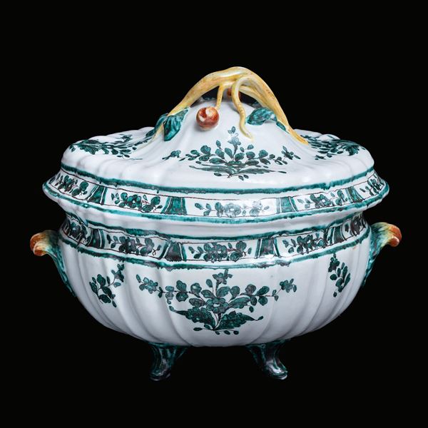 Manifattura Cerreto  Sannita del XVIII secolo : Importante zuppiera con presa a tralcio  - Maiolica dipinta in policromia - Asta Oggetti d'arte, Dipinti Antichi e del XIX secolo - Blindarte Casa d'Aste