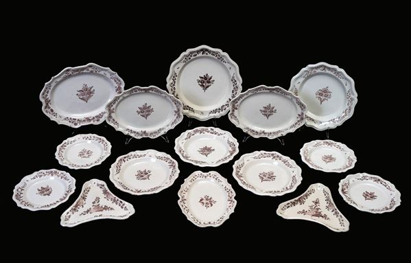 Manifattura Cerreto  Sannita del XVIII secolo - Serie di 15 piatti in maiolica con decoro in colore paonazzo vinoso e sagoma centinata