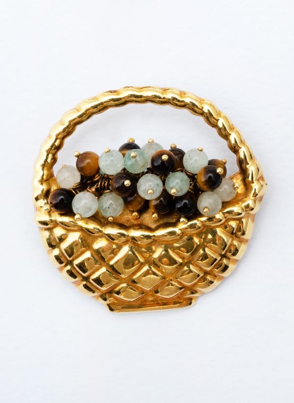 Spilla raffigurante cestino  - in oro giallo 18 carati - Asta GIOIELLI, OROLOGI, ARTI DECORATIVE, DESIGN E ARTE ORIENTALE - Blindarte Casa d'Aste