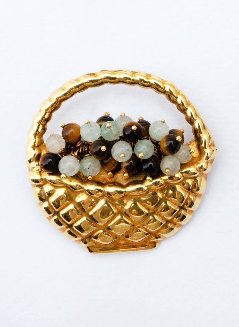 Spilla raffigurante cestino