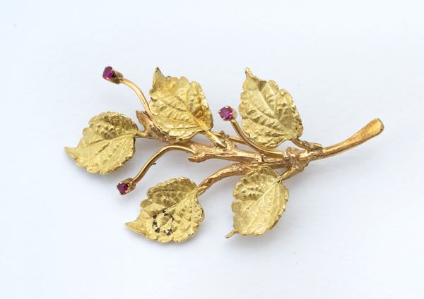 Spilla a ramo di foglie  - in oro giallo 18 carati - Asta GIOIELLI, OROLOGI, ARTI DECORATIVE, DESIGN E ARTE ORIENTALE - Blindarte Casa d'Aste