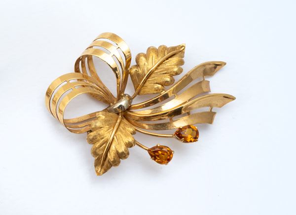 Particolare spilla a foglie intrecciate  - in oro giallo 18 carati - Asta GIOIELLI, OROLOGI, ARTI DECORATIVE, DESIGN E ARTE ORIENTALE - Blindarte Casa d'Aste