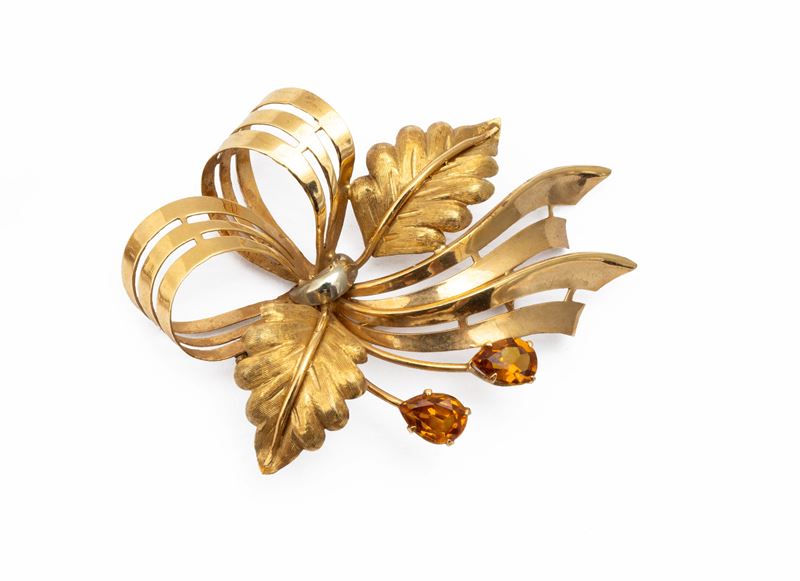 Particolare spilla a foglie intrecciate