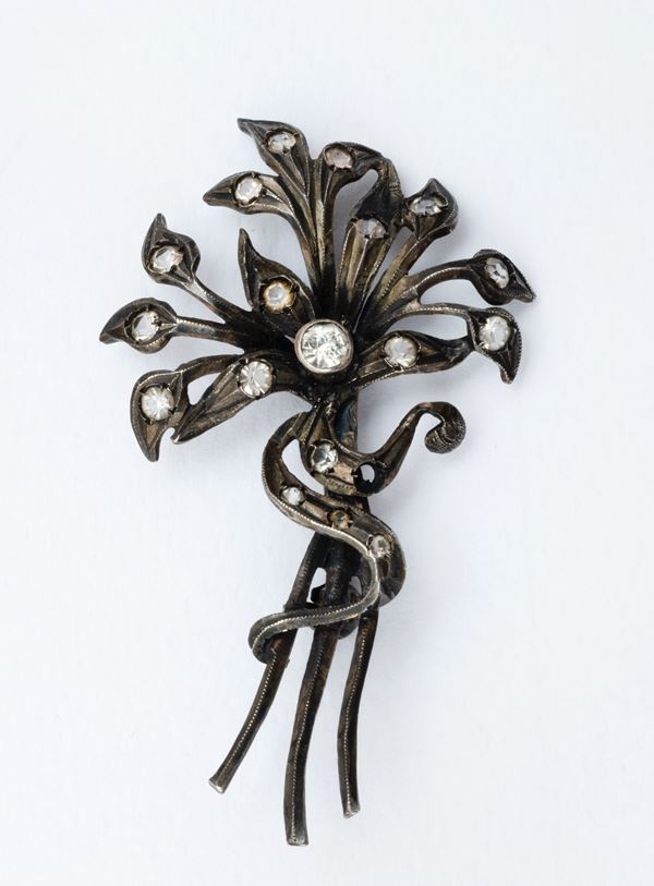 Spilla di antica e pregevole bigiotteria  - in argento - Asta GIOIELLI, OROLOGI, ARTI DECORATIVE, DESIGN E ARTE ORIENTALE - Blindarte Casa d'Aste