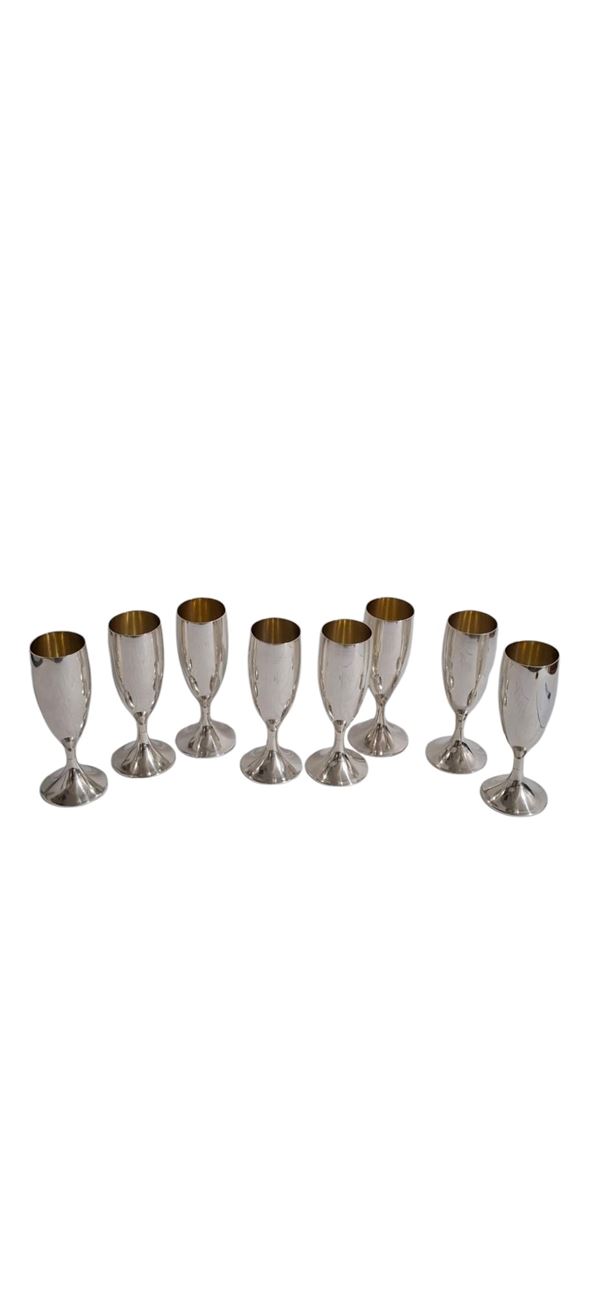Manifattura italiana, XX secolo - Set di 8 flutes in metallo argentato
