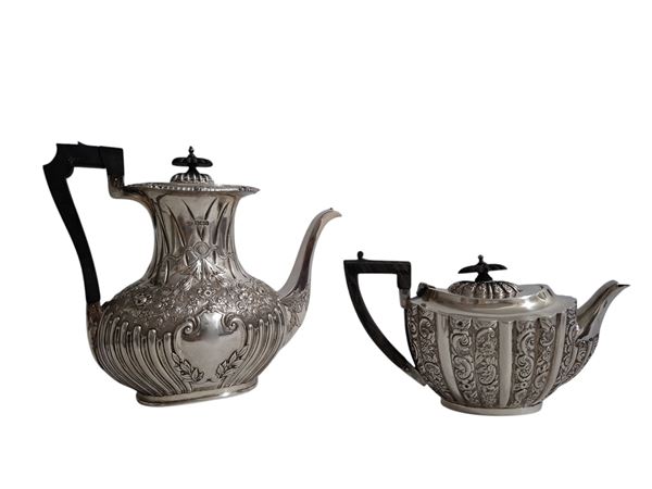 Probabile manifattura inglese : Teiera e caffettiera con manici in legno scuro  - Asta GIOIELLI, OROLOGI, ARTI DECORATIVE, DESIGN E ARTE ORIENTALE - Blindarte Casa d'Aste
