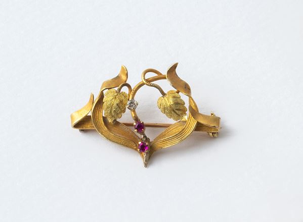 Piccola spilla  - in oro 12 carati satinato - Auction JEWELLERY, WATCHES, DECORATIVE ART, DESIGN AND ORIENTAL ART - Blindarte Casa d'Aste