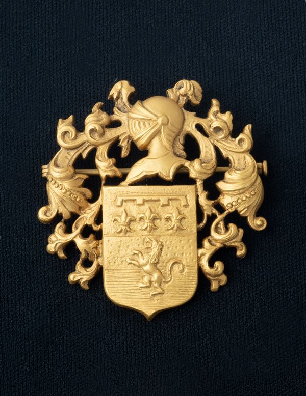 Spilla di pregiata manifattura  - in oro giallo 18 carati sabbiato - Asta GIOIELLI, OROLOGI, ARTI DECORATIVE, DESIGN E ARTE ORIENTALE - Blindarte Casa d'Aste