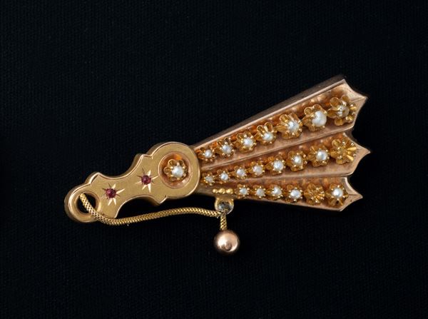 Piccola spilla  - in oro 9 carati - Asta GIOIELLI, OROLOGI, ARTI DECORATIVE, DESIGN E ARTE ORIENTALE - Blindarte Casa d'Aste