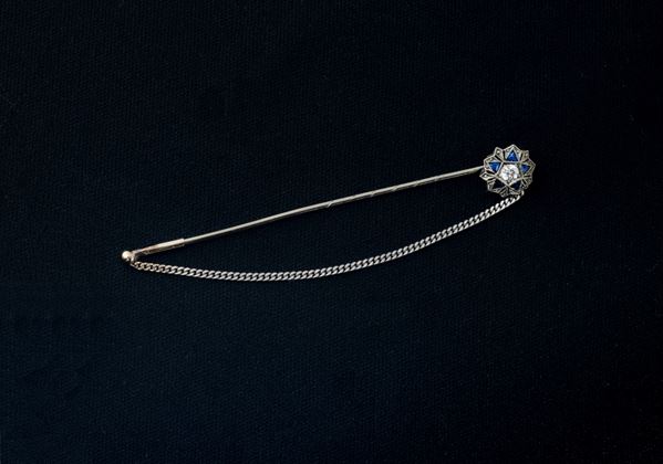 Antica spilla cravatta  - in oro bianco 18 carati - Auction JEWELLERY, WATCHES, DECORATIVE ART, DESIGN AND ORIENTAL ART - Blindarte Casa d'Aste