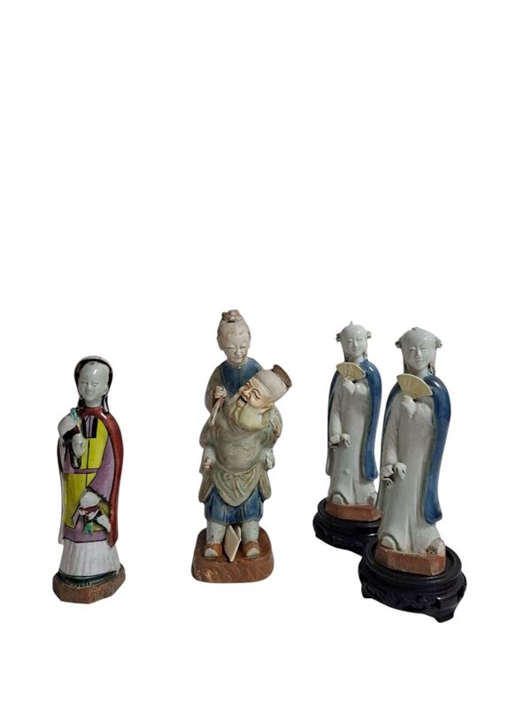 Manifattura orientale, di epoche diverse - a) Divintà Toista con un fanciullo sulle spalle; b) Tre figure femminili con custumi orientali