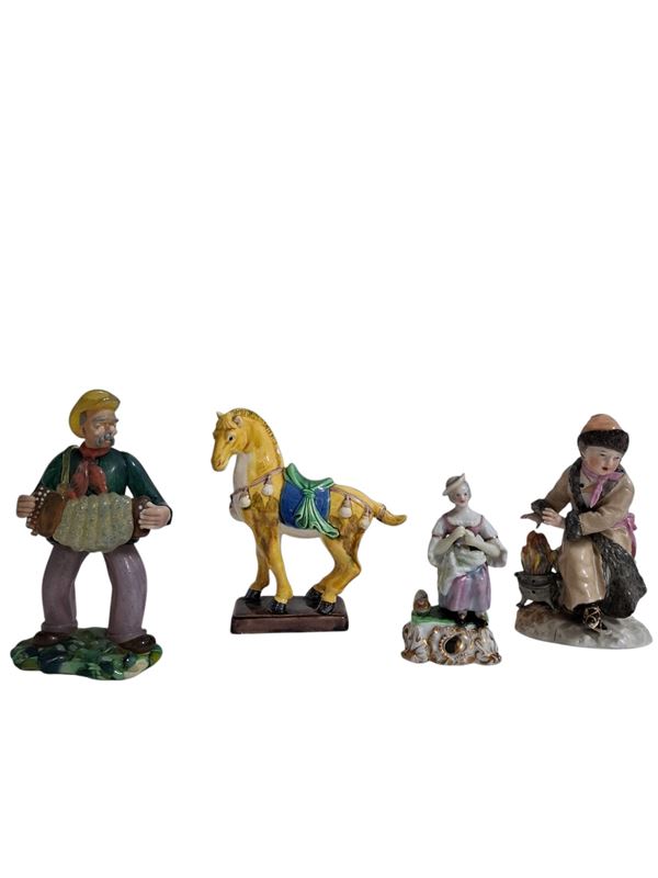 Gruppo di sculture di varie manifatture  ed epoche - a) Cavallo in porcellana smaltata, stile Dinastia Tang; b) Probabile manifattura tedesca, Figurina in porcellana policroma, raffigurante popolana; c)Manifattura dell'Europa centrale XX secolo, Figurina in vetro raffigurante Fisarmonicista; d)Manifattura tedesca, XX secolo, scultura in porcellana, Braciere