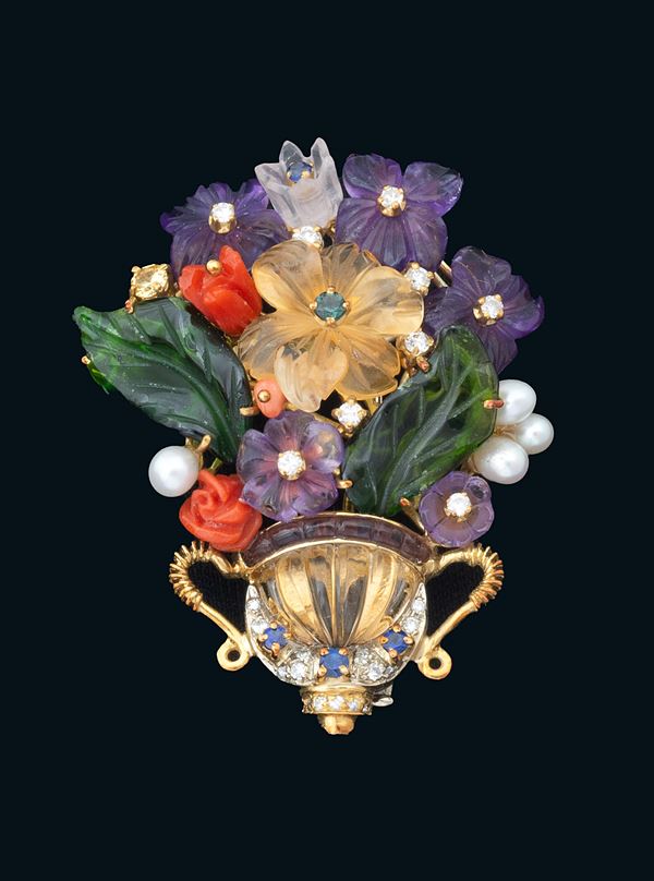 Spilla modello 'tutti frutti'  - in oro giallo 18 carati - Asta GIOIELLI, OROLOGI, ARTI DECORATIVE, DESIGN E ARTE ORIENTALE - Blindarte Casa d'Aste