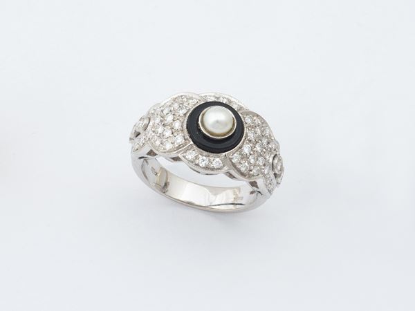 Anello con fine applicazione di onice nera