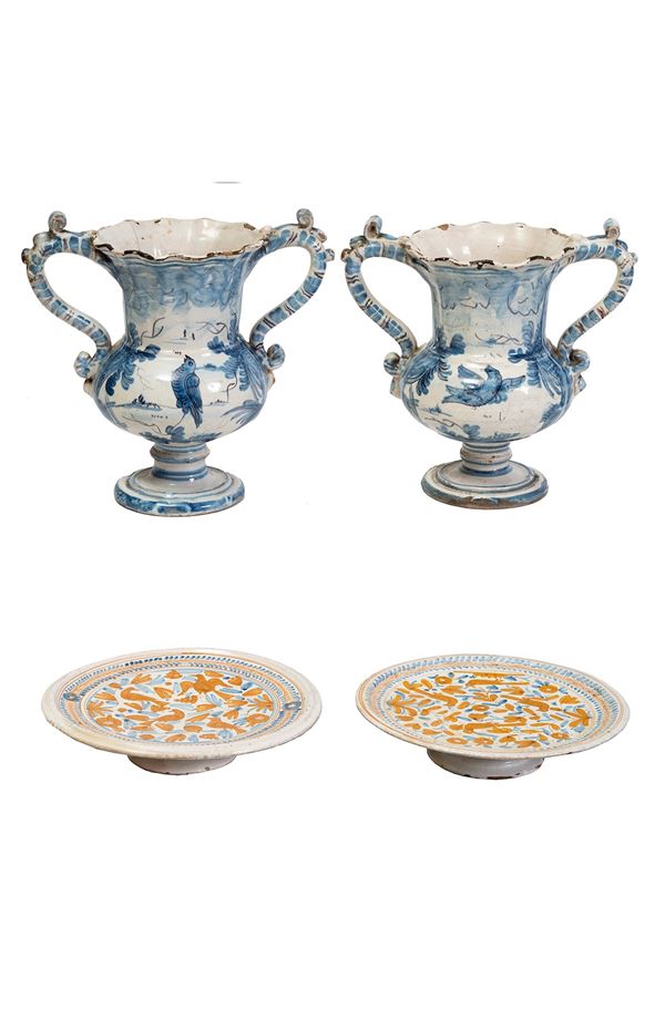 Lotto unico composto da - a)Napoli, XVIII secolo DUE VASI BIANSATI CON BORDI POLILOBATI in maiolica bianca e blu; b) Deruta, XVIII secolo COPPIA DI ALZATE SU LARGO PIEDE E BORDO A RILEVO in maiolica in giallo ocra e blu - h. cm 5,5 cad;