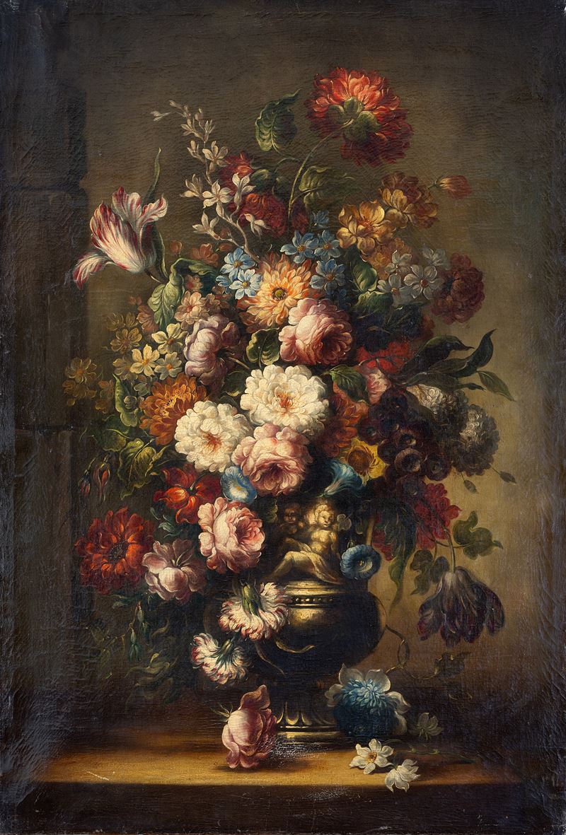 Trionfo di fiori entro vaso classico scolpito con figure