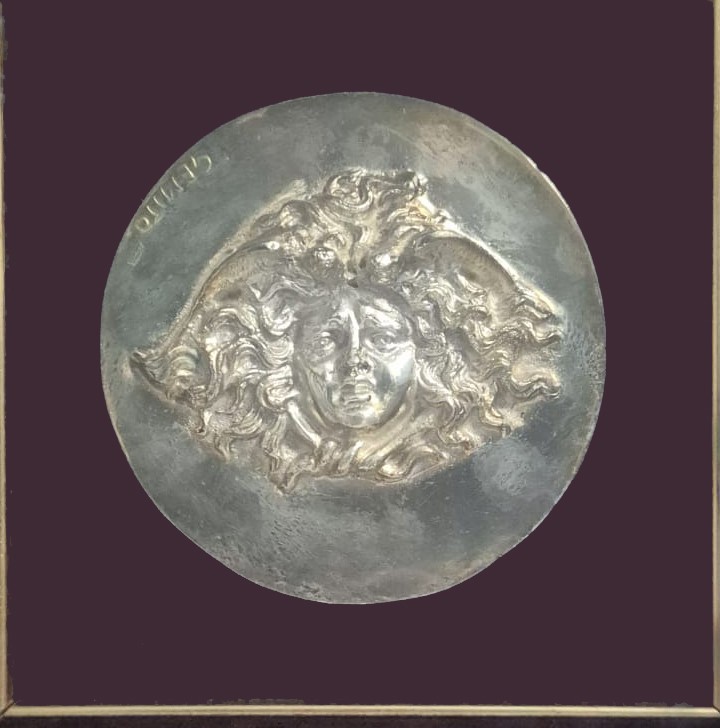 a) Profilo di Alessandro Magno; b) Testa di Medusa