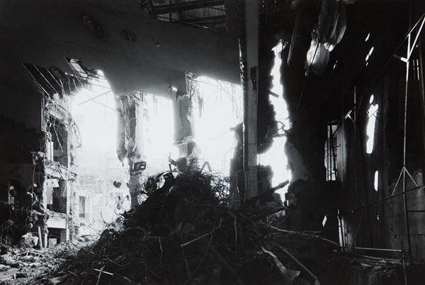 Ryuji Miyamoto : Asakusa Shochiku Theater Tokyo (Architectural Apocalypse)  (1984)  - Fotografia in bianco e nero - Asta Fotografia - Blindarte Casa d'Aste