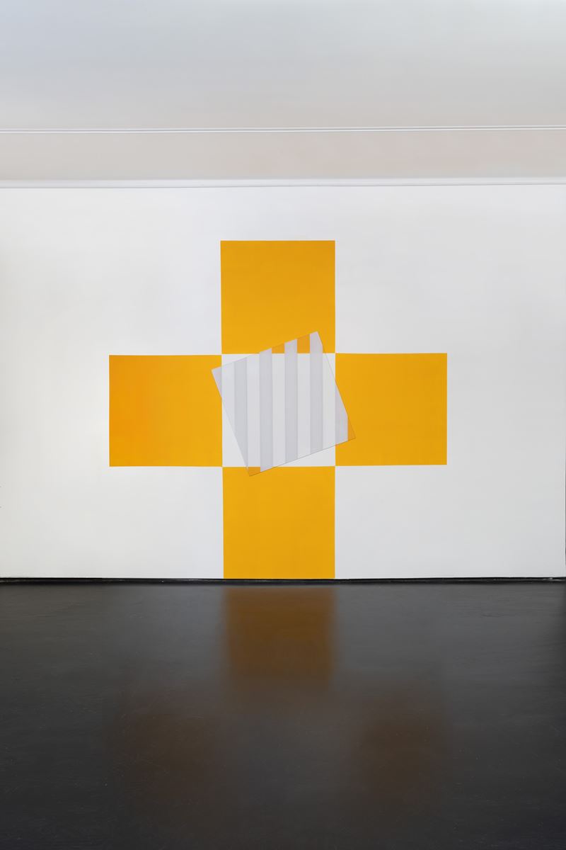 Daniel Buren - Oggi, qui - E3, work in situ, vernice su plexiglass e muro dipinto, 2008
