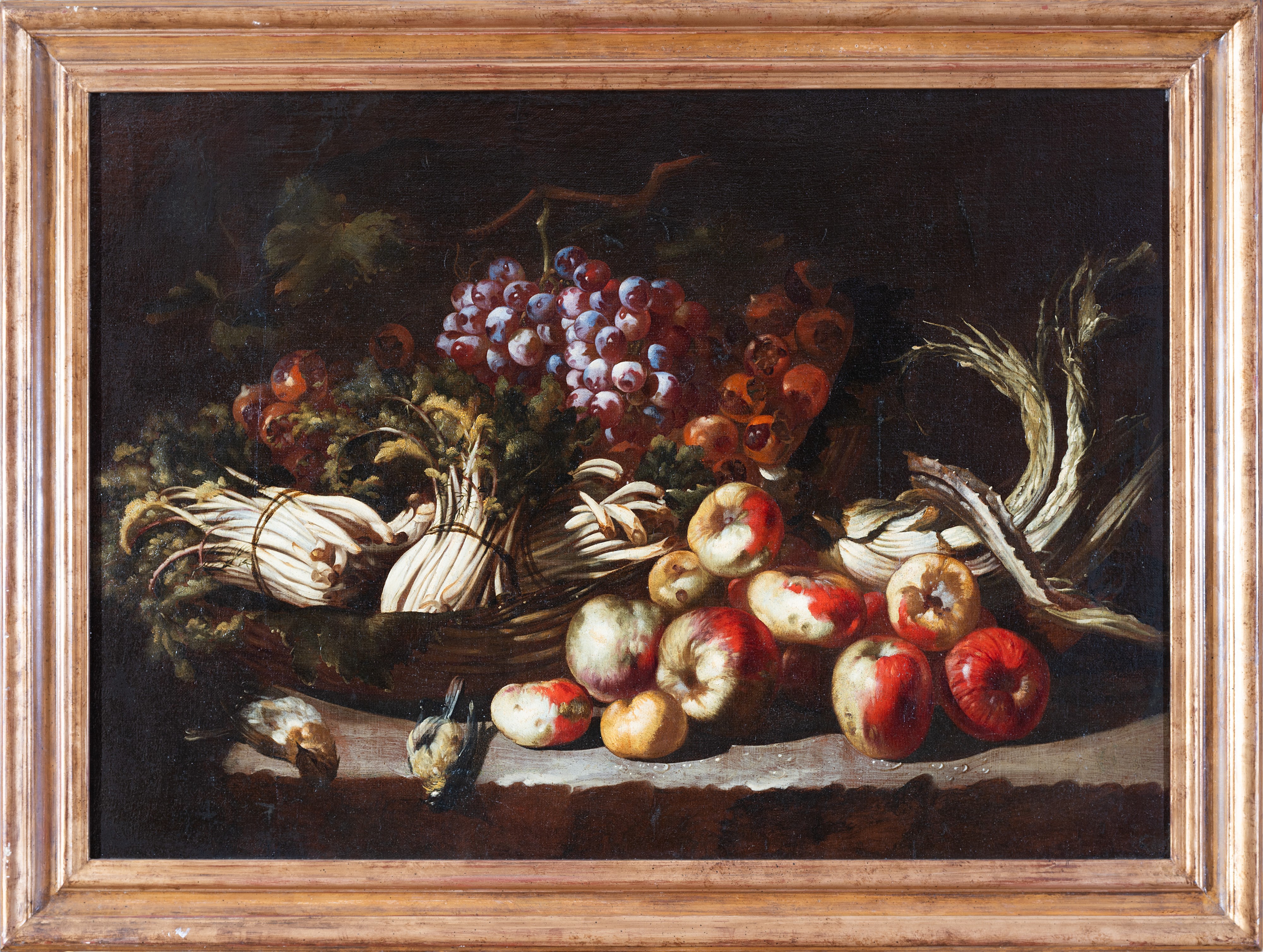Composizione di frutta e verdura su gradino roccioso